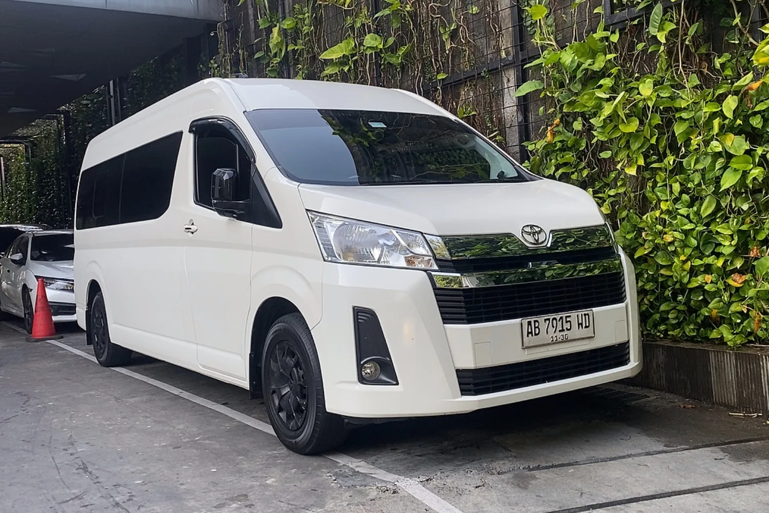 Toyota Hiace Premio 9 Seat