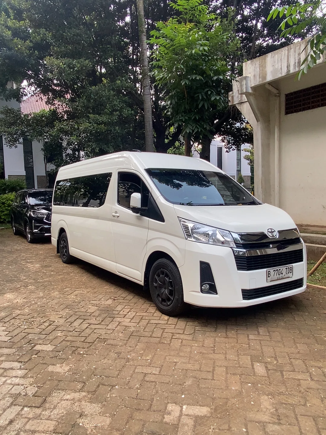 Toyota Hiace Premio 14 Seat