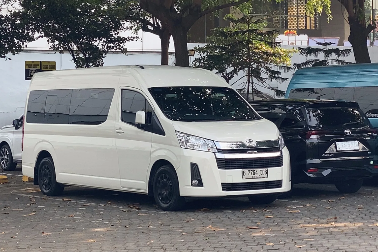 Toyota Hiace Premio 9 Seat