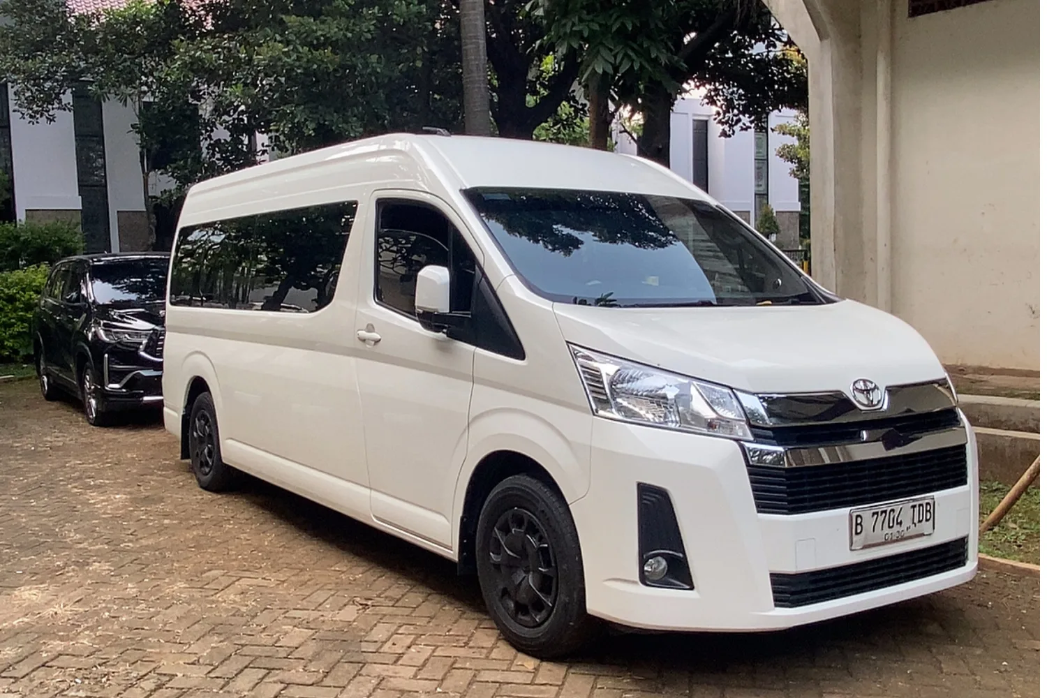 Toyota Hiace Premio 9 Seat